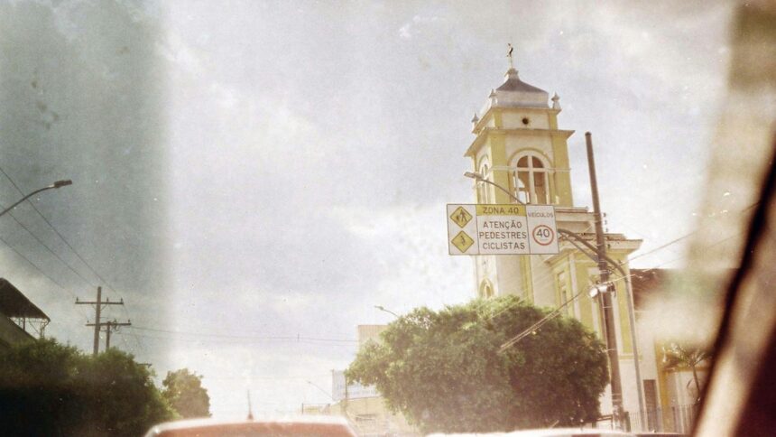 Foto de uma igreja de Goiânia sob o céu azul