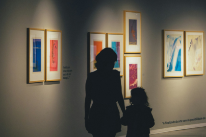 Mãe e filha no Museo de Arte Contemporâneo (MAC) de Goiânia