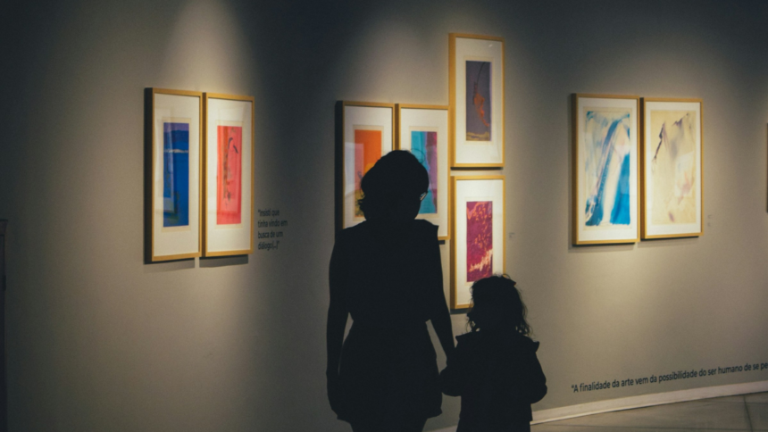 Mãe e filha no Museo de Arte Contemporâneo (MAC) de Goiânia